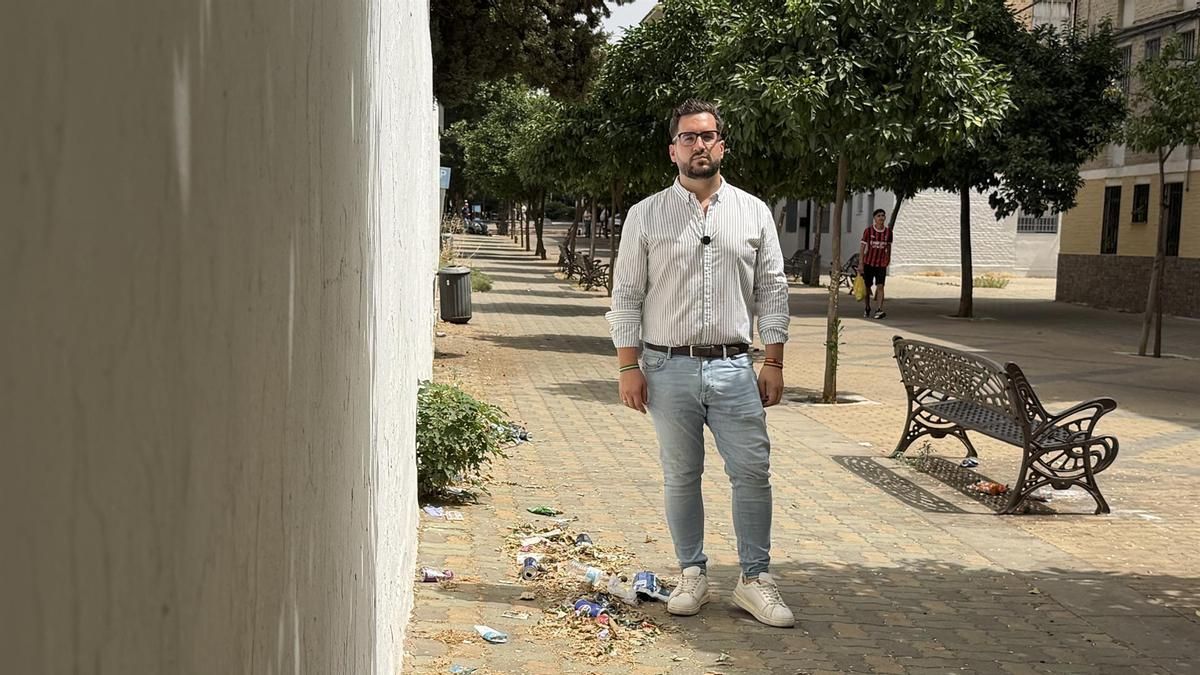 El concejal de Hacemos Córdoba en el Ayuntamiento de la capital José Carlos Ruiz en la calle para alertar sobre la suciedad.