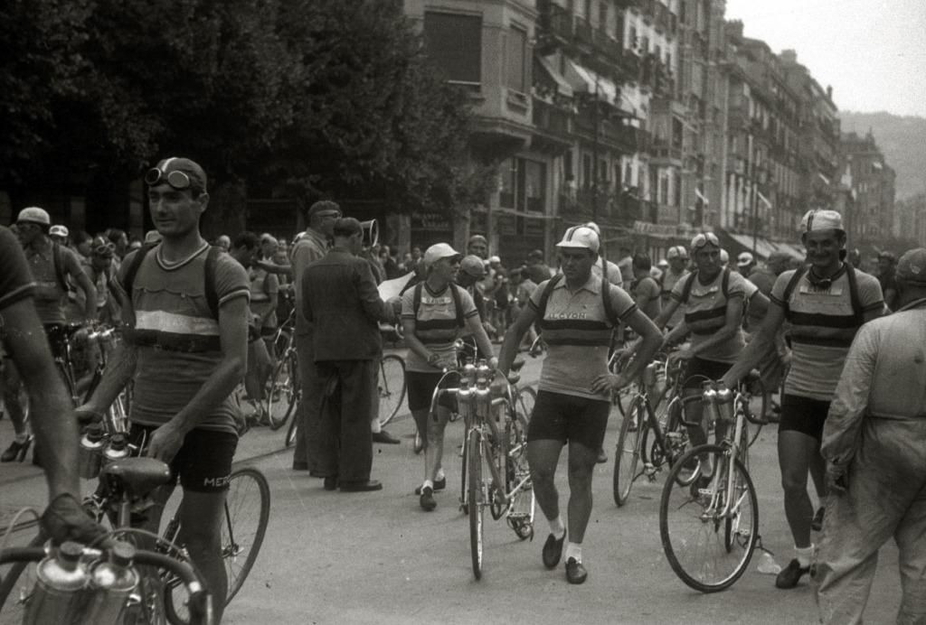 Corredores bajados de sus bicicletas