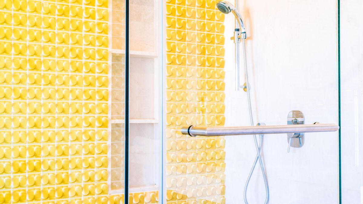 Tres trucos para limpiar de manera efectiva la mampara del baño