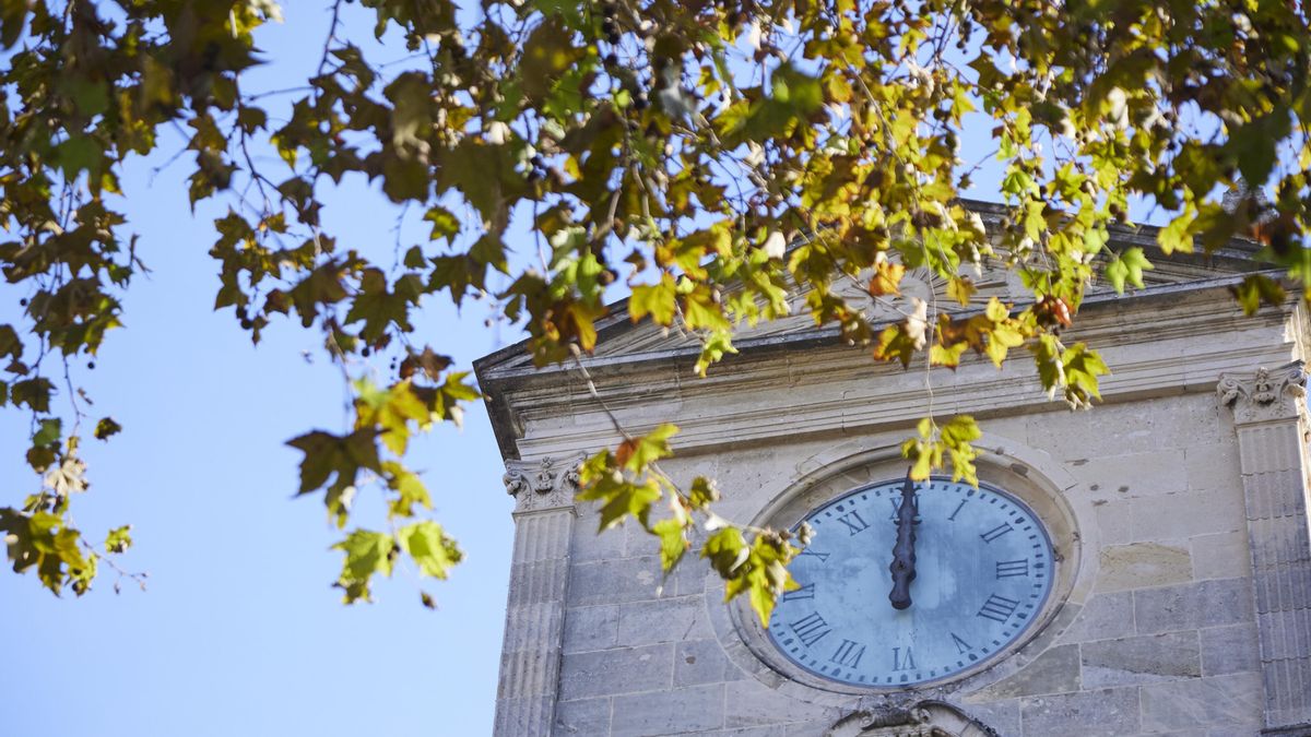 Imagen de archivo del reloj del Ayuntamiento de Sevilla con cielo soleado.