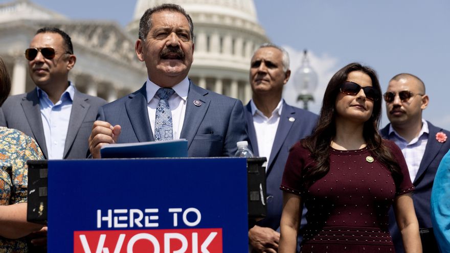 Legisladores urgen a Biden a dar permisos de trabajo a más migrantes indocumentados