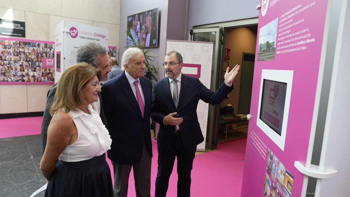 Inauguración de la exposición '25 Años Latiendo Contigo' en el hall de las instalaciones de CMM