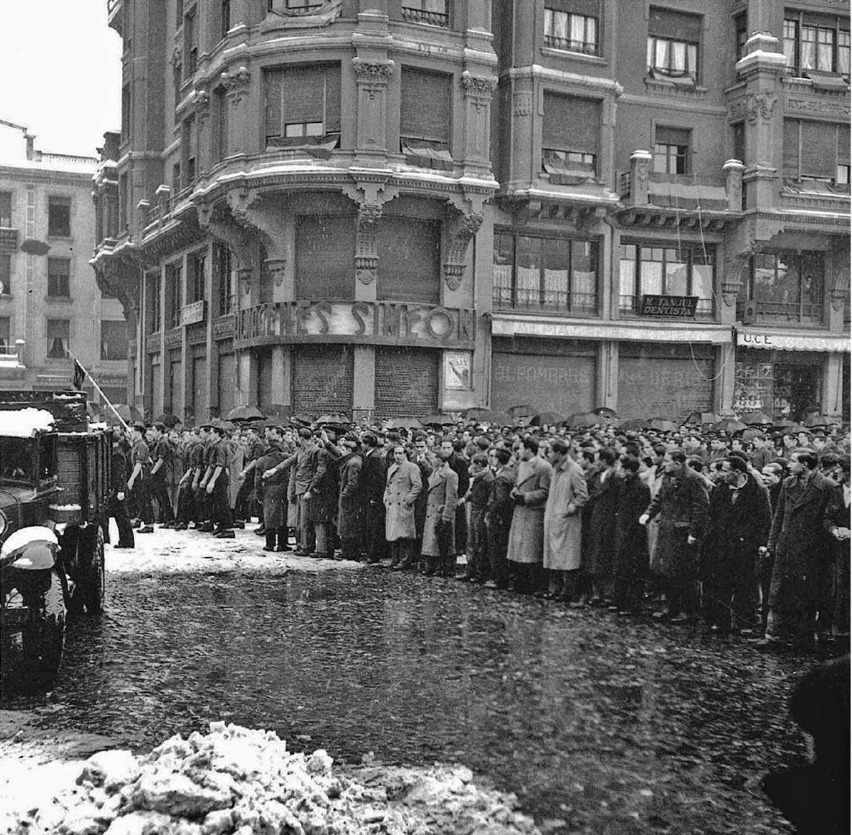 Enormes colas en la entrega del Aguinaldo Social en León por la Hermandad de la Falange en los años 40.