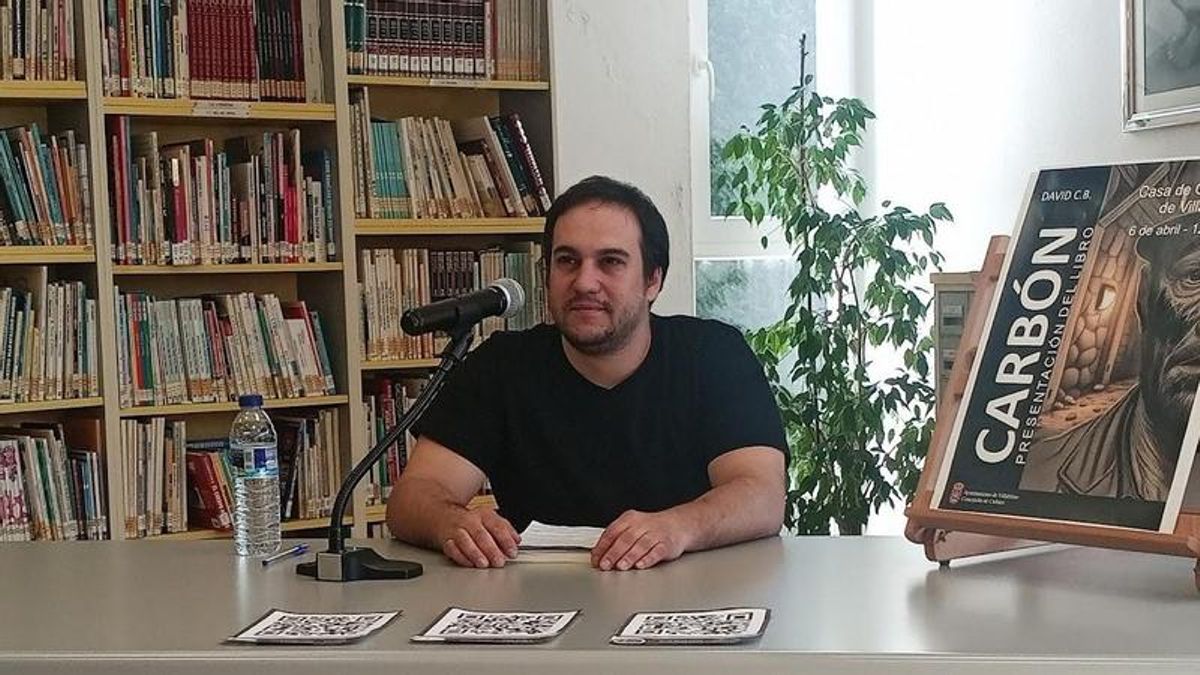 El novel escritor madrileño con raíces lacianiegas David Cáceres Blanco presentó en Villablino su novela 'Carbón'
