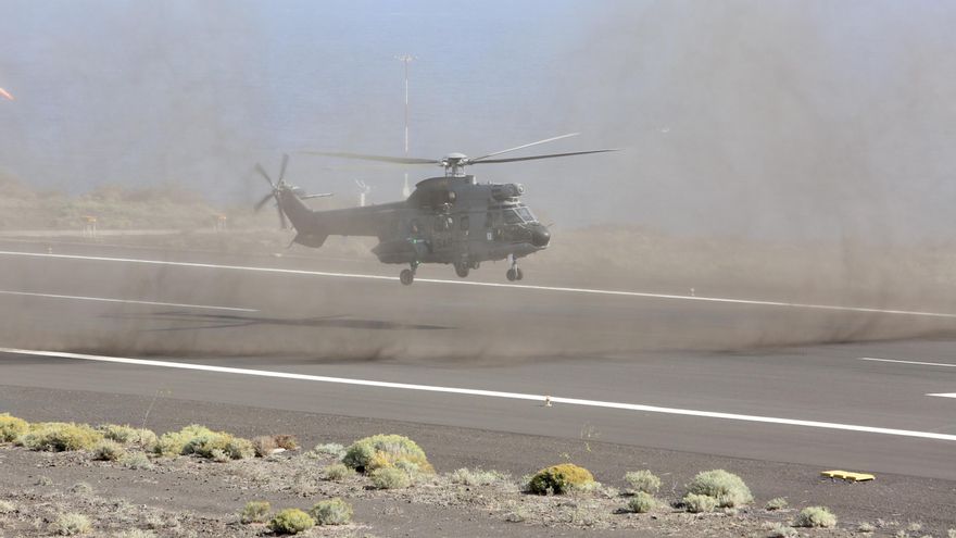 Helicóptero del ejército apoyando en las labores de la pista del aeropuerto de La Palma. (ALEJANDRO RAMOS)