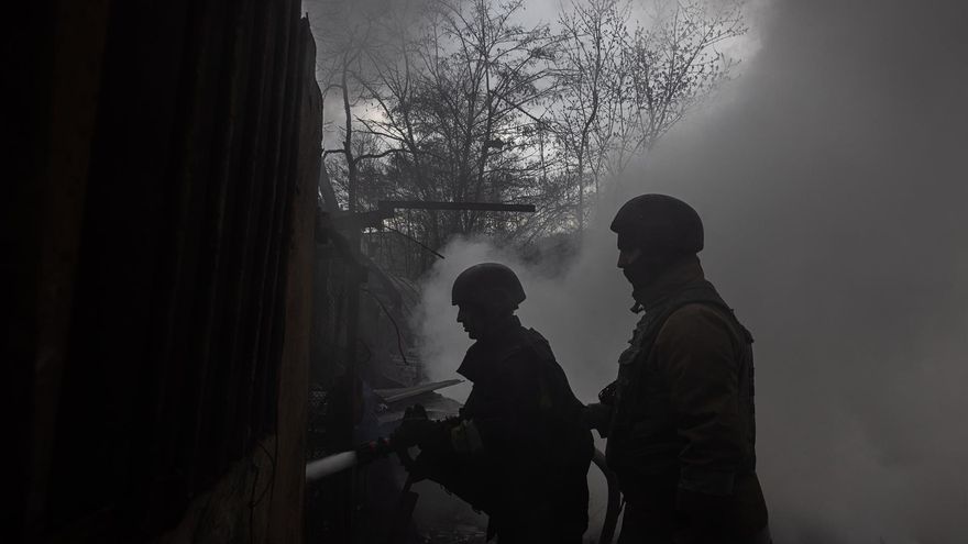 Firefighters extinguish the fire in the area with garages that was hit by the Russian artillery shelling, on the outskirts of Kharkiv, northeast Ukraine, 14 April 2022. Kharkiv, Ukraine's second-largest city of 1.5 million people, which lies about 25 miles from the Russian border, and its area around have been heavily shelled by Russian forces, with many civilians killed, following the invasion on 24 February. (Incendio, Rusia, Ucrania)