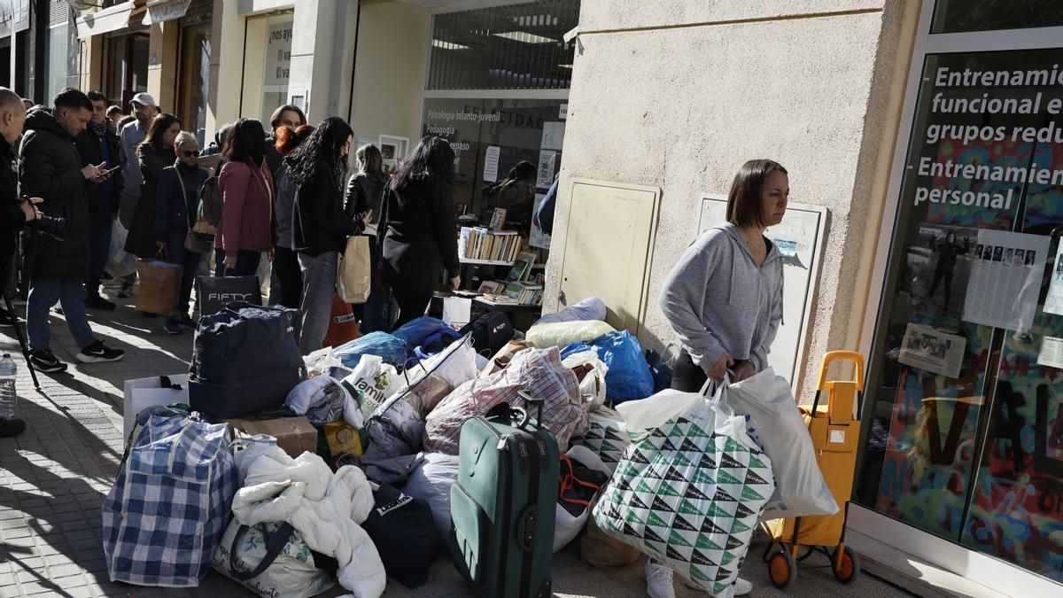 Voluntarios acumulan ropa y enseres para las víctimas del incendio de Campanar