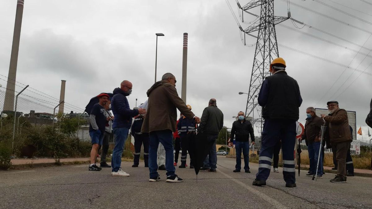 Las chimeneas han sido testigos de movilizaciones como esta de operarios de una empresa auxiliar de Endesa. 