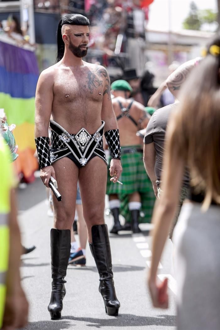 Pride Parade de Maspalomas 2015, la cabalgata que ha clausurado la Semana del Orgullo LGTB del sur de Gran Canaria