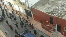 Decenas de personas de origen subsahariano corren por las calles de Ceuta tras lograr saltar la valla fronteriza | Imagen cedida por Karim Prim