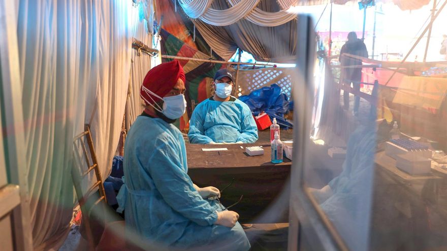 Puesto de detección de coronavirus en Srinagar (India).