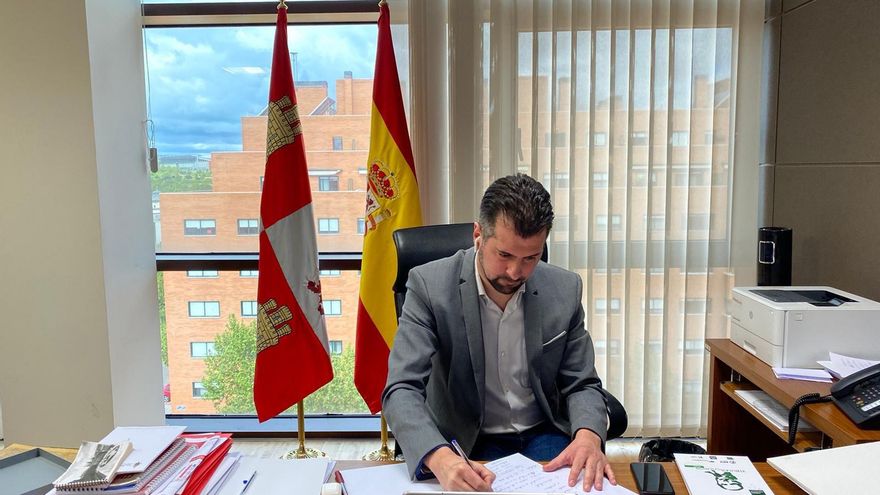 Luis Tudanca antes de la rueda de prensa telemática.