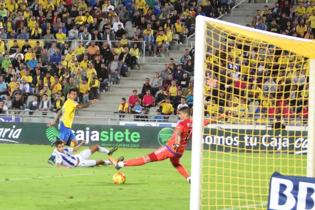 Sergio Araujo bate a Rulli.