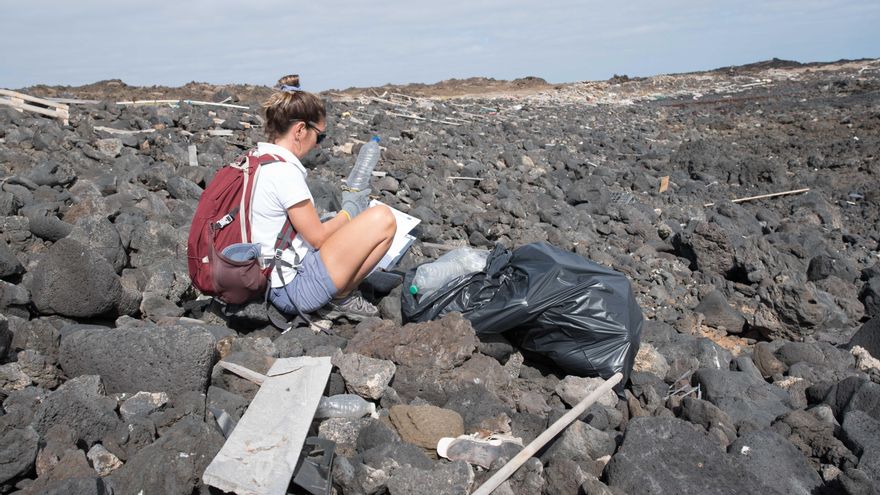 La investigadora Alicia Herrera en la costa de Alegranza