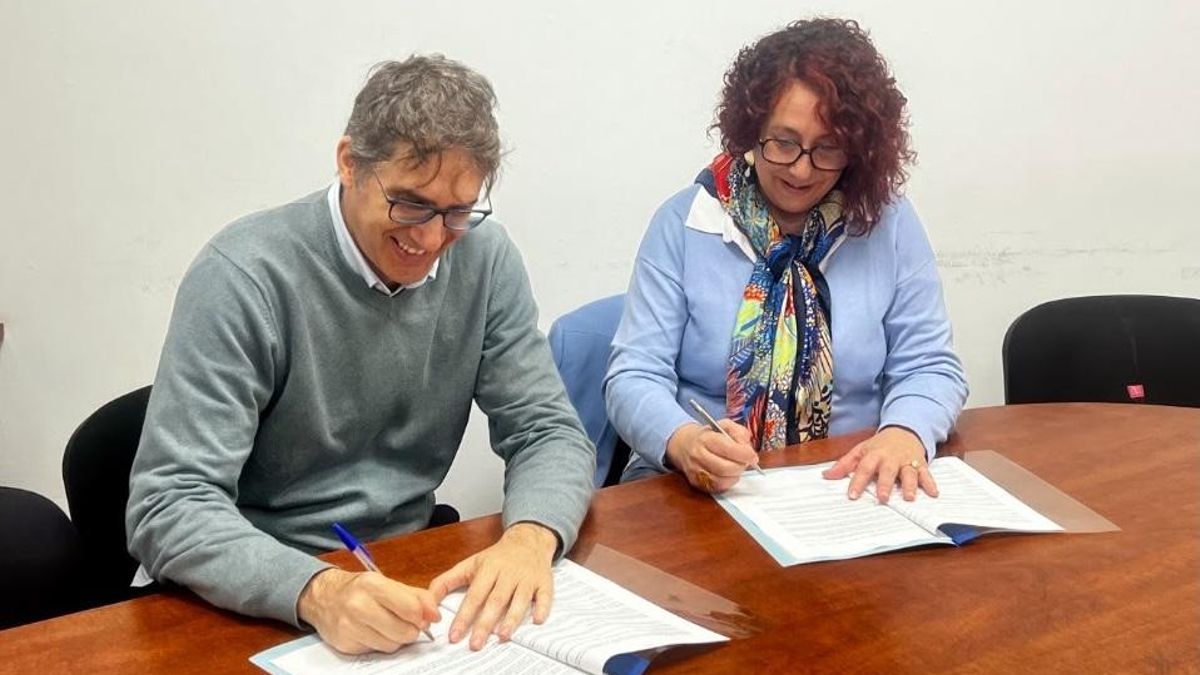 Momento de la firma del convenio con Saúl Barrio y María del Carmen Déniz de León, como representantes de Endesa y del Instituto Politécnico Marítimo Pesquero, respectivamente.