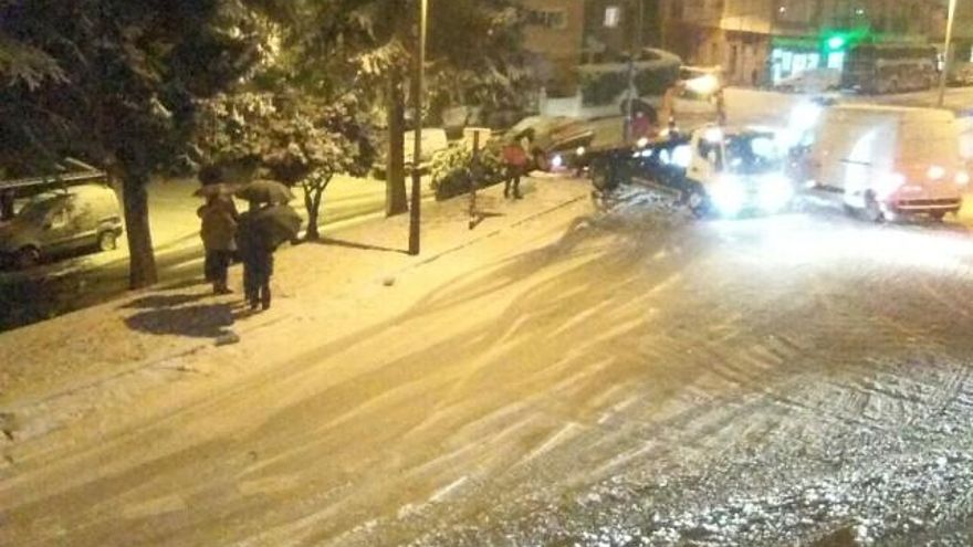 Las calles y carreteras de Villablino, blancas hoy jueves.