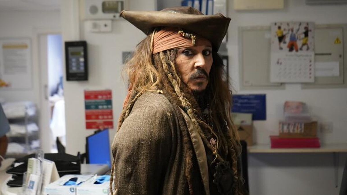El capitán Jack Sparrow aborda el hospital Donostia: Johnny Depp visita a los niños ingresados