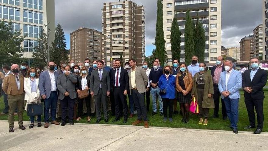 Foto de grupo de la comitiva leonesa con Casado.