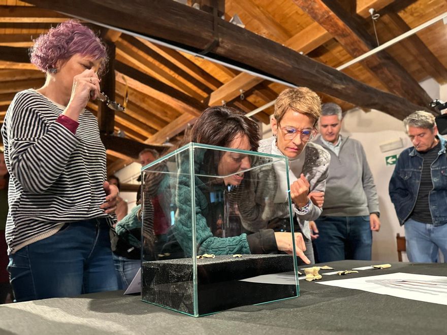 Andion Arteaga, parte del equipo arqueológico que ha descubierto los restos en Abauntz, explicando a la presidenta de Navarra María Chivite y la consejera Rebeca Esnaola los restos 