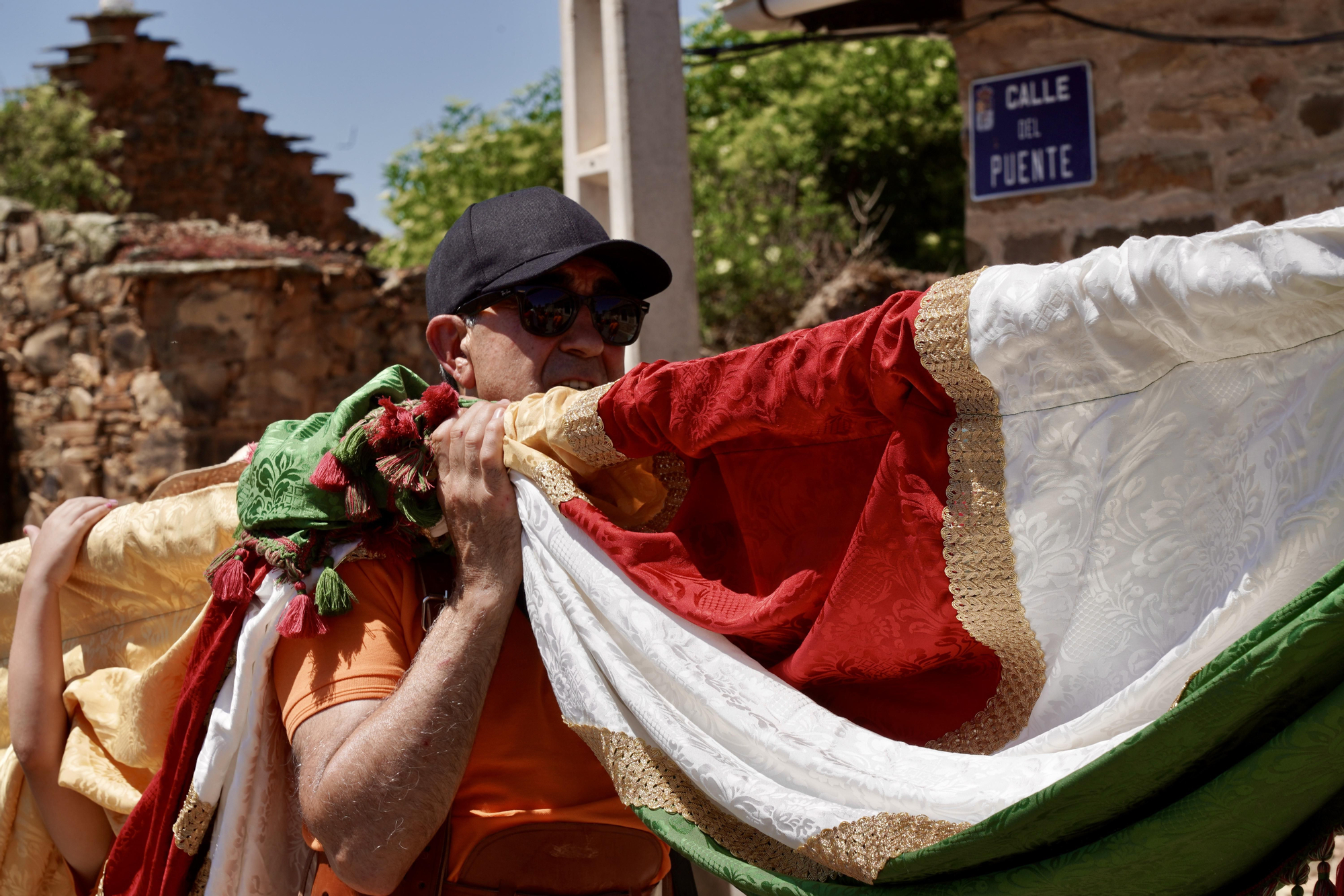 Orgullo de pendones en Oteruelo de la Valduerna para airear la seña de identidad leonesa