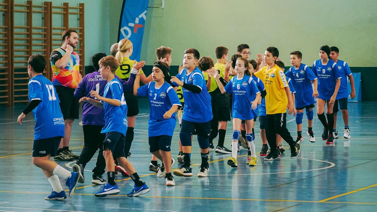 Deportistas noveles se saludan ante un árbitro