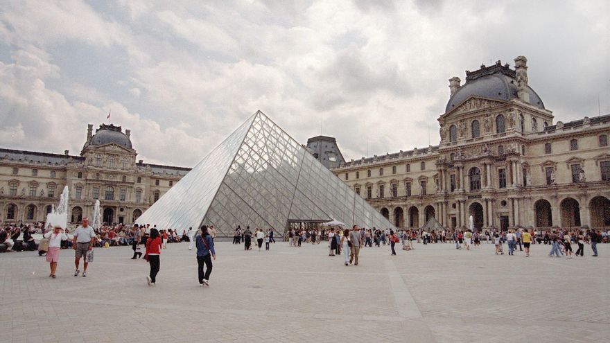 Imagen de archivo de una vista general del museo del Louvre con la pirámide de cristal, en París. EFE/JAVIER LIZON