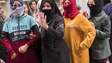 Las mujeres denunciantes, este lunes ante la Inspección de Trabajo en Huelva.