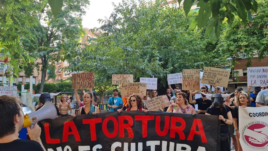 "¡No me divierto con el sufrimiento!": un centenar de personas se manifesta contra la tauromaquia en Murcia