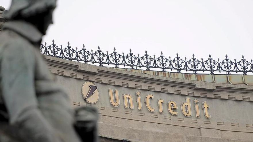 Logo de la compañia de crédito europea Unicredit en la calle Codusio, en Milán.