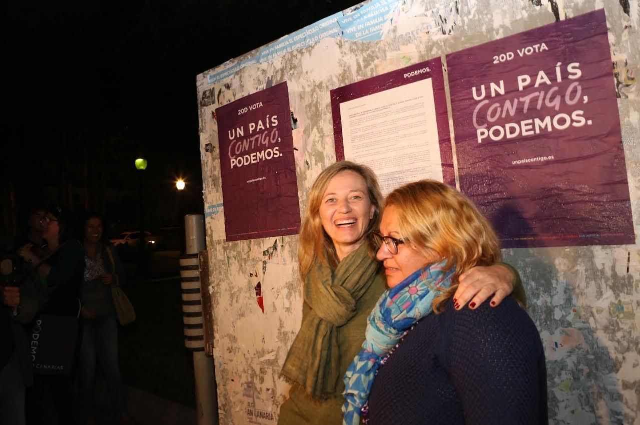 Pegada de carteles de Podemos.