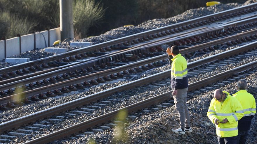 Tramo de vía en Adamuz con personal por el accidente ferroviario. A 20 de enero de 2026, en Adamuz (Córdoba, Andalucía, España).