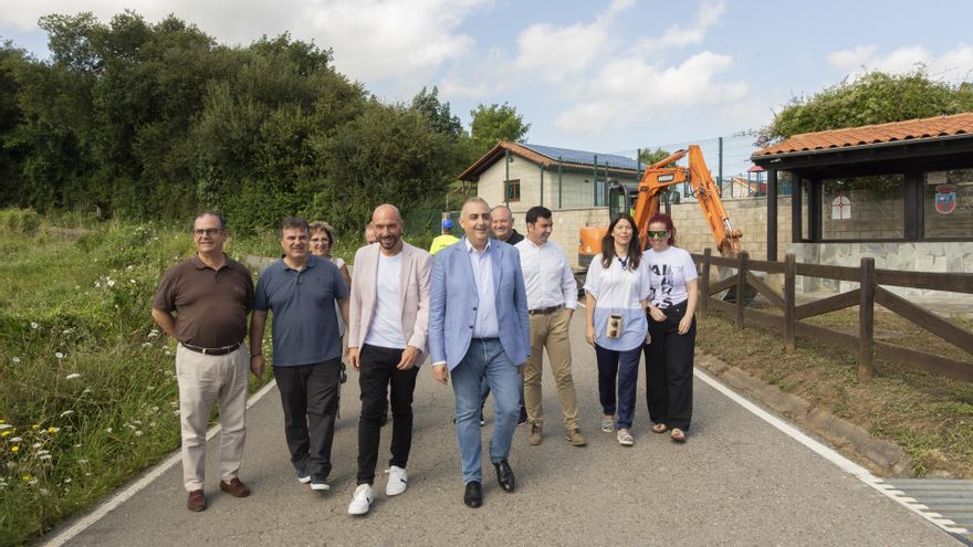 El consejero de Fomento, Ordenación del Territorio y Medio Ambiente, Roberto Media, pone la primera piedra de la carretera Seña-Laredo.