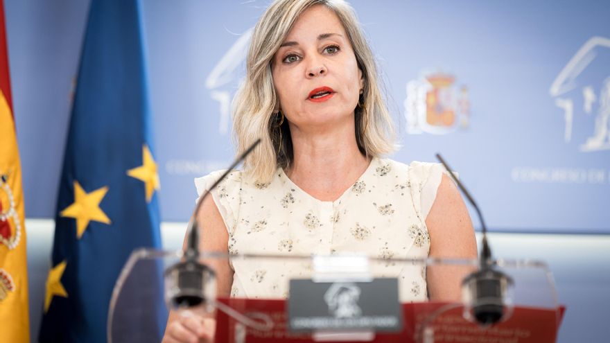 La portavoz de Sumar en el Congreso, Verónica Martínez Barbero, durante una rueda de prensa en el Congreso de los Diputados, a 8 de julio de 2025, en Madrid (España).