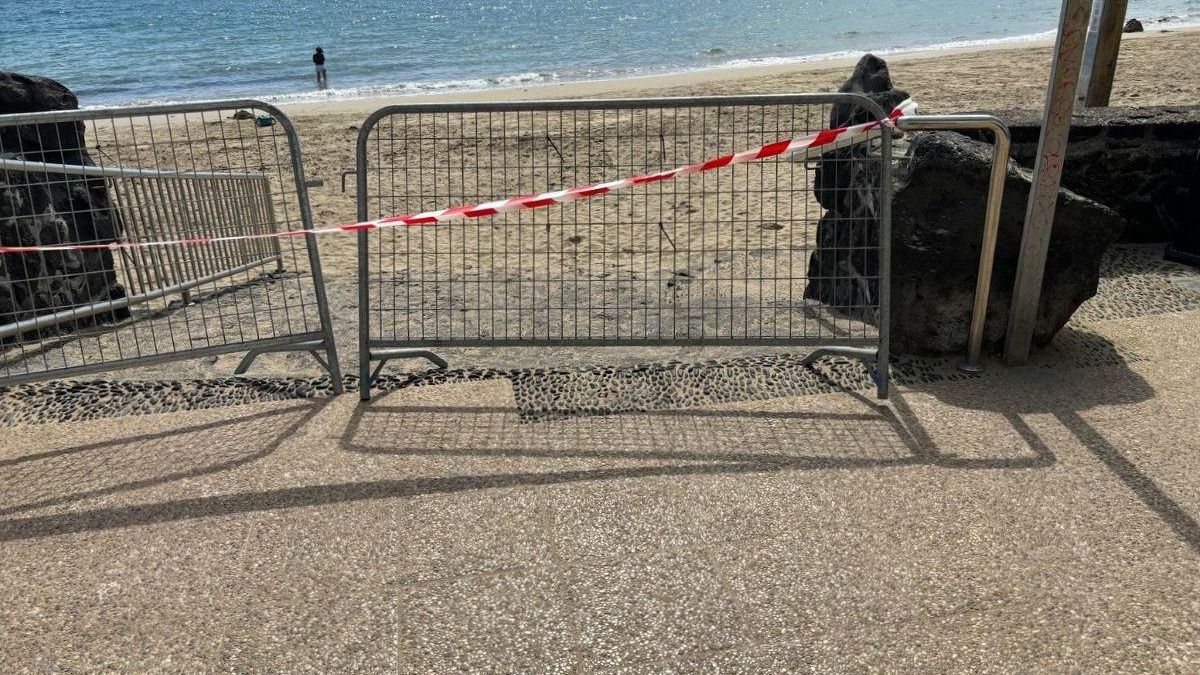 Una playa de Lanzarote, cerrada al baño por contaminación fecal