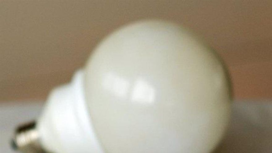 El Gobierno prevé una bajada de la luz en 2026 pese a la subida de la parte regulada del recibo