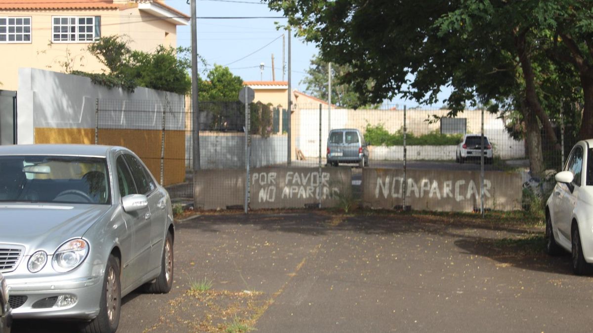 Fences placed by some residents on El Fresno street towards Suertes Largas, in Guamasa.