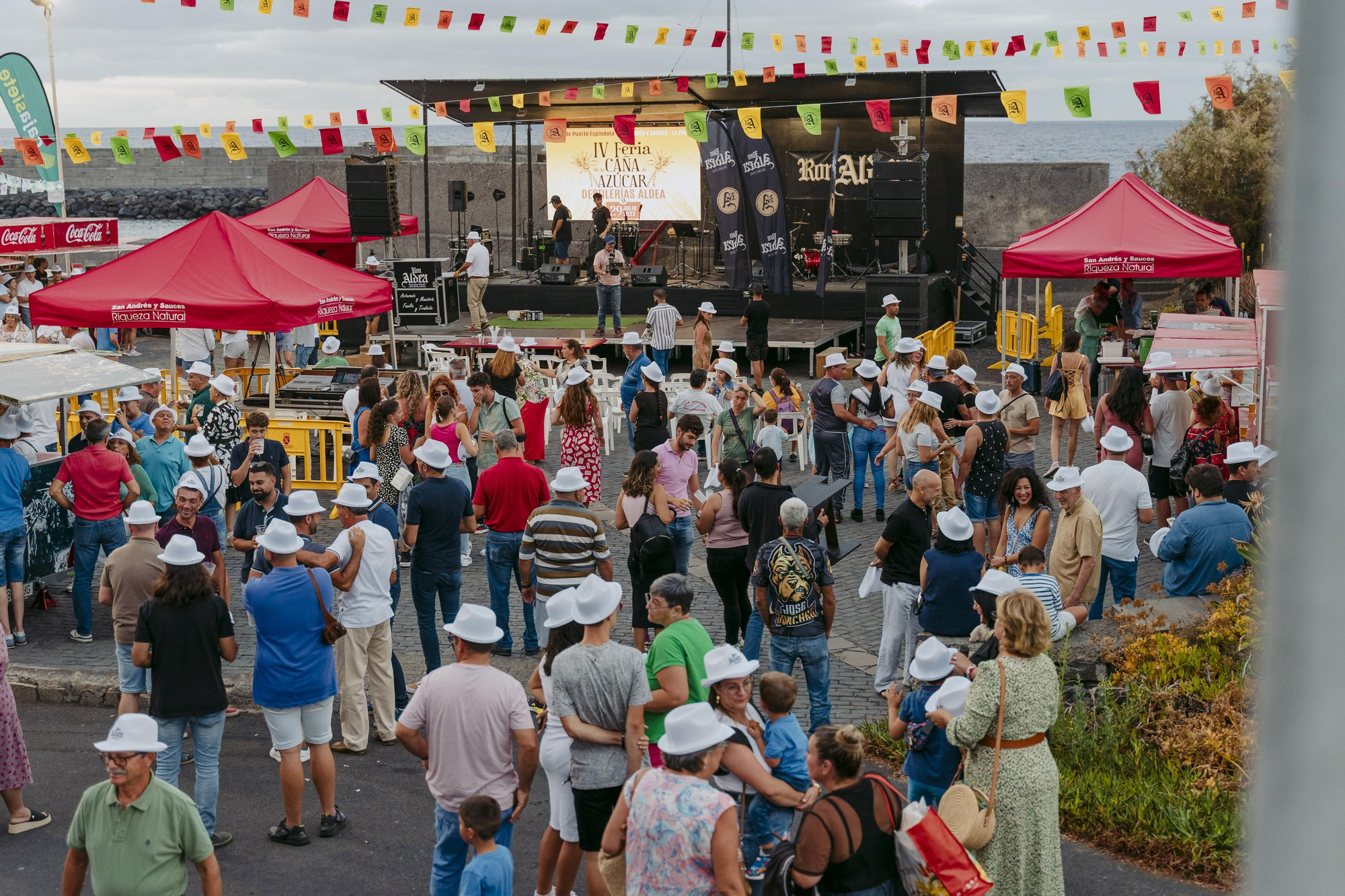 Más de 1.200 personas se dieron cita en la feria ronera.