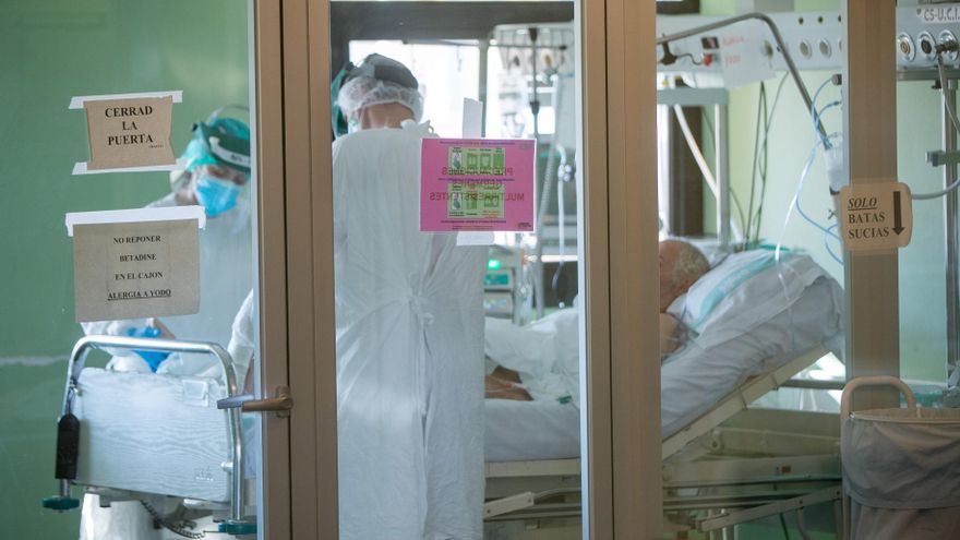 Dos sanitarios tratan a un paciente con Covid-19 en la UCI del Hospital Clínico Lozano Blesa de Zaragoza este jueves. EFE/Javier Cebollada