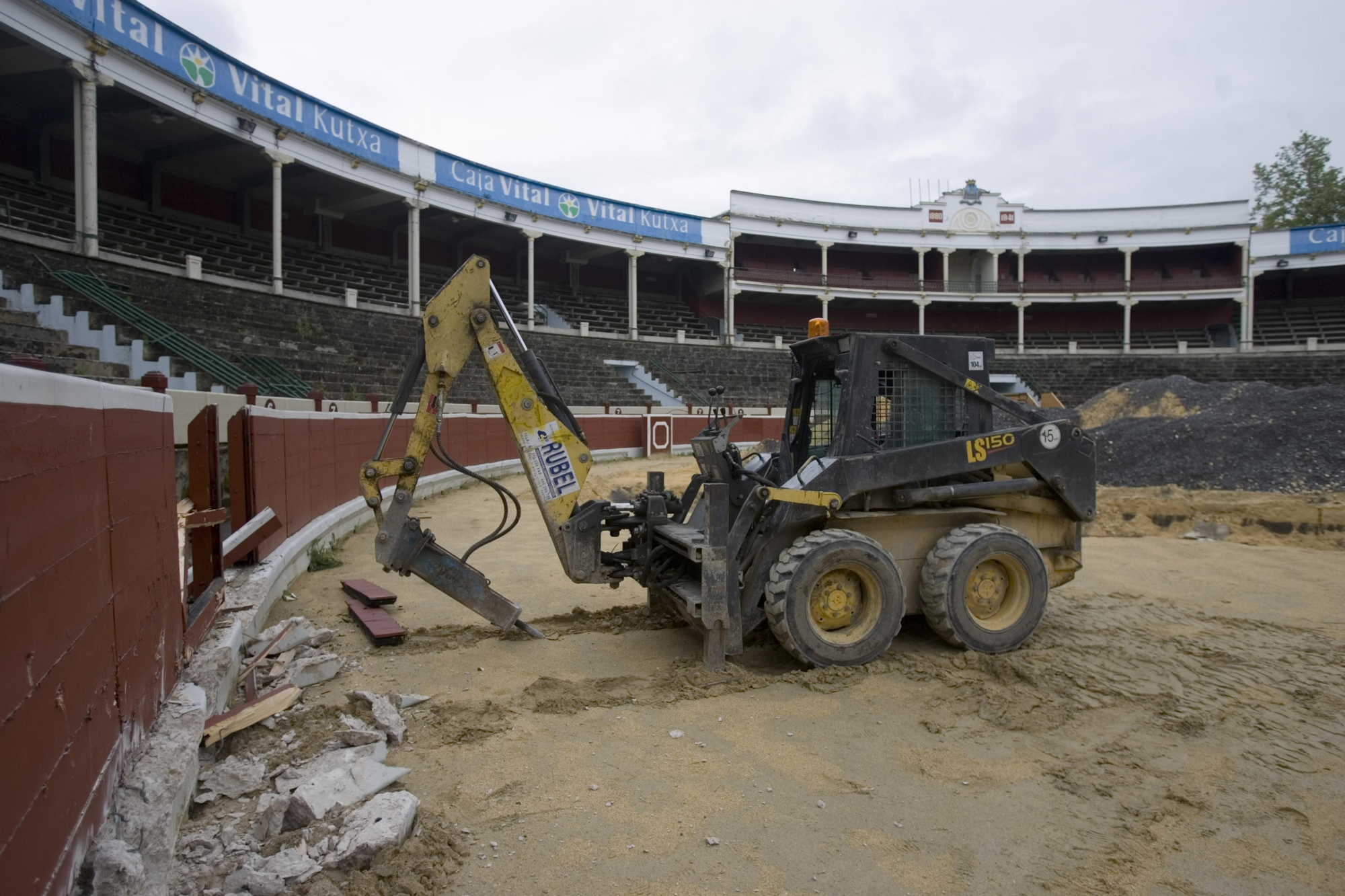 Inicio de la demolición de la vieja plaza de toros en mayo de 2007