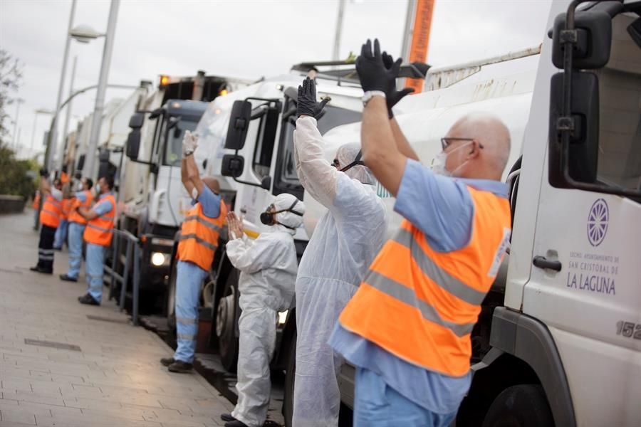 Personal de limpieza agradece se une al homenaje a los sanitarios y pacientes del HUC