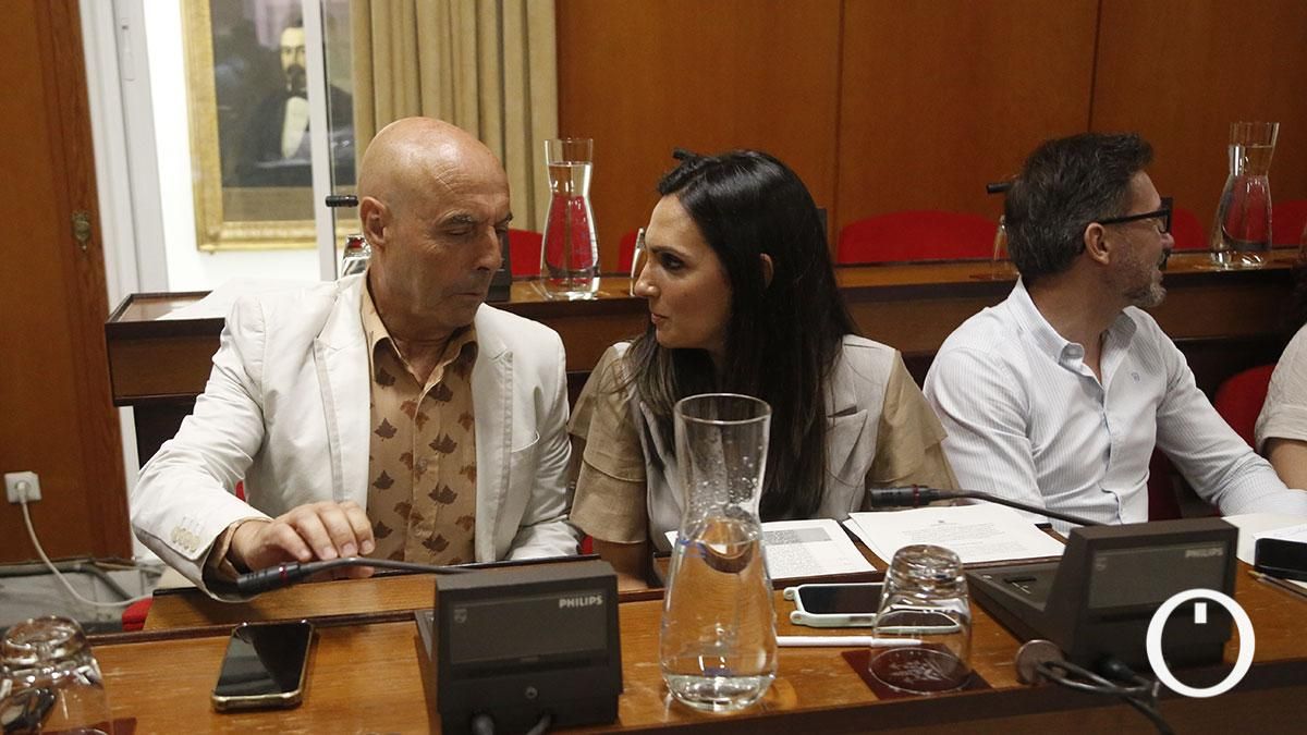 El conceja socialista Antonio Hurtado, junto a la edil Carmen González, en el Pleno del Ayuntamiento de Córdoba