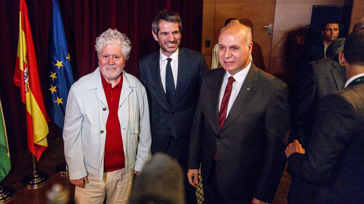 Los ministros de Cultura de España y Palestina, junto a Pedro Almodóvar