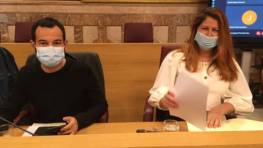 Daniel González Rojas (IU) y Susana Serrano (Podemos), en el pleno de este lunes.