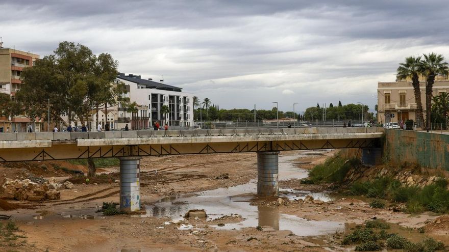 Barranco del Poyo en su paso por Paiporta, Valencia, este lunes.