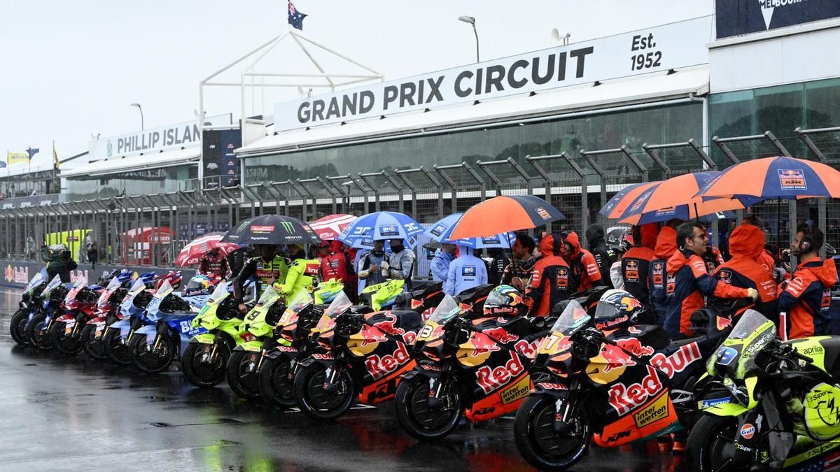 Las motocicletas permanecen alineadas en la recta principal después de que la carrera de MotoGP fuera cancelada debido a las malas condiciones meteorológicas durante el Gran Premio de Motociclismo de Australia de 2026, en el circuito de Phillip Island.