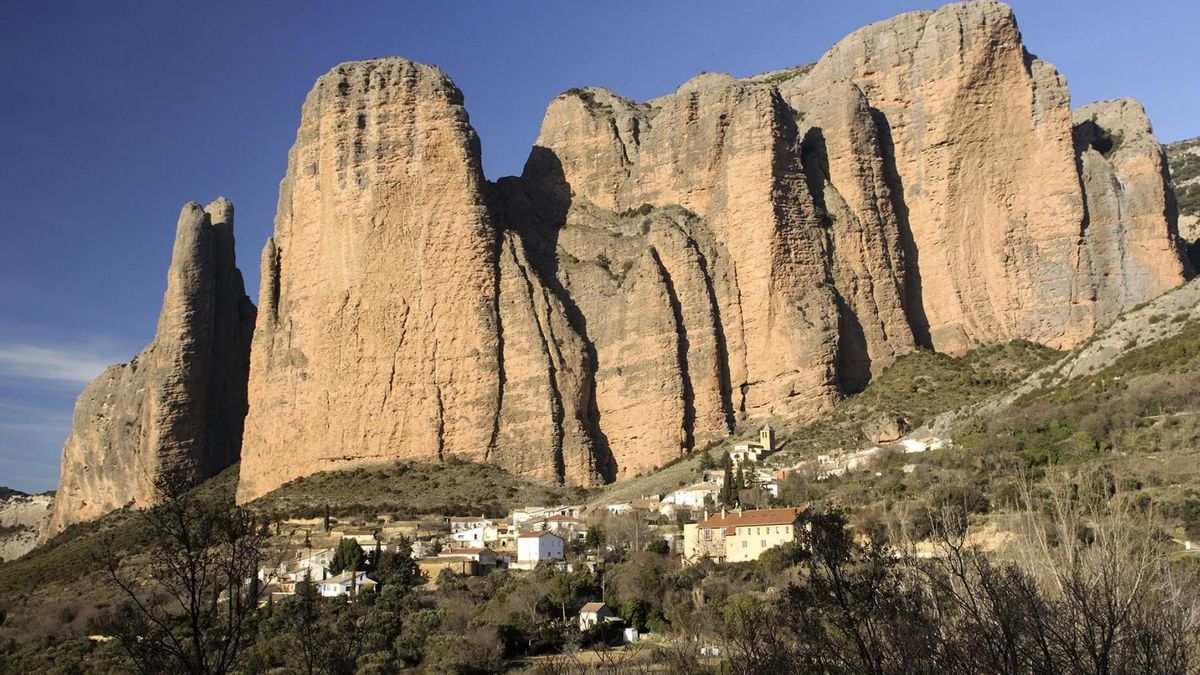 Las moles rocosas de conglomerados calizos fueron declaradas Monumento Natural por su elevado interés natural y paisajístico