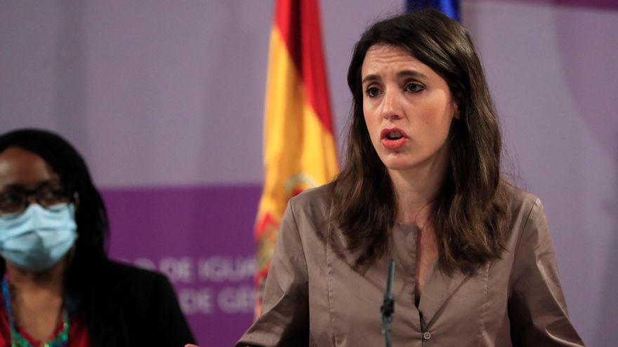 La ministra de Igualdad, Irene Montero comparece para explicar las medidas tras la difusión de publicidad que incita al odio en el transporte público en la sede del ministerio de Igualdad este miércoles. EFE/ Fernando Alvarado