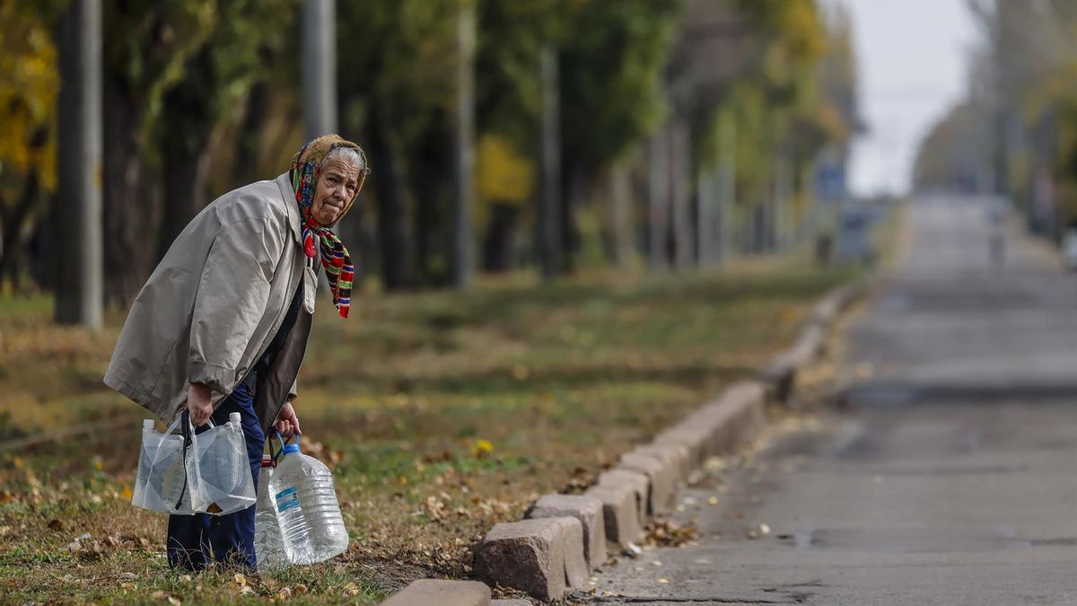 Una anciana lleva agua potable en Mykolaiv, Ucrania, hoy 30 de octubre de 2022. Las tropas rusas invadieron el 24 de febrero el territorio ucraniano, iniciando un conflicto que ha provocado destrucción y una crisis humanitaria.