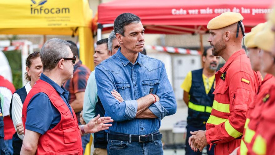 El presidente del Gobierno, Pedro Sánchez, y el presidente de Castilla-La Mancha, Emiliano García-Page, saludan a los brigadistas del Puesto de Mando Avanzado por el incendio de La Mierla, en Tamajón, Guadalajara, Castilla-La Mancha (España).