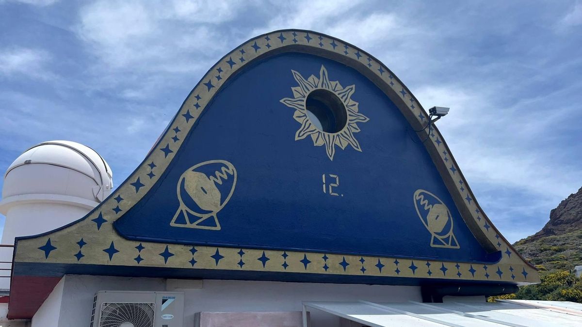 Fachada de la sala de control de los  telescopio MAGIC pintada con elementos inspirados en el tradicional sombrero de los Enanos.